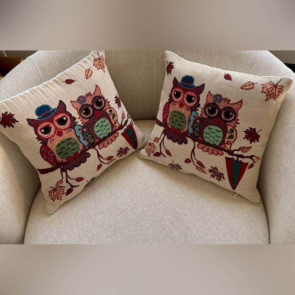 Decorative pillows with owl images. Removable covers made of tapestry fabric